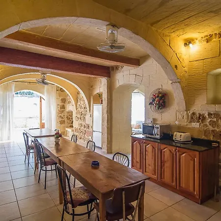 4 Bedroom Corner With Private Pool In Zebbug Gozo Vakantiehuis