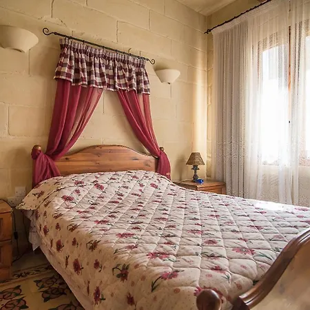 4 Bedroom Corner With Private Pool In Zebbug Gozo