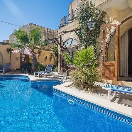 4 Bedroom Corner With Private Pool In Zebbug Gozo *