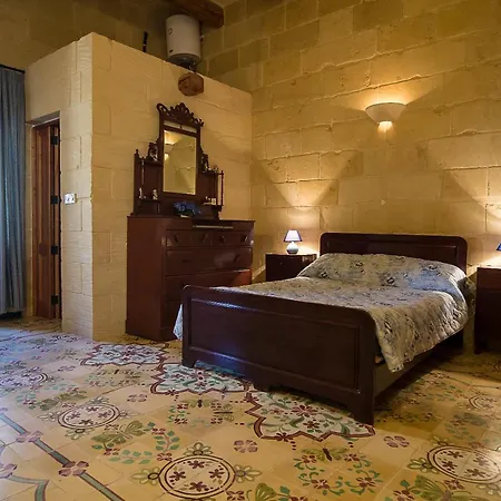 4 Bedroom Corner With Private Pool In Zebbug Gozo *