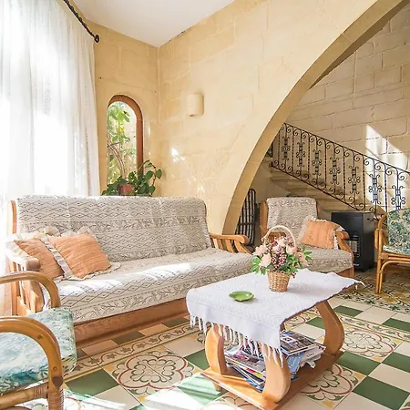 4 Bedroom Corner With Private Pool In Zebbug Gozo