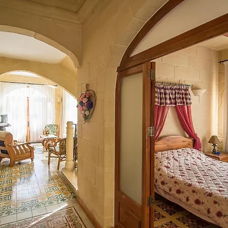 4 Bedroom Corner With Private Pool In Zebbug Gozo *