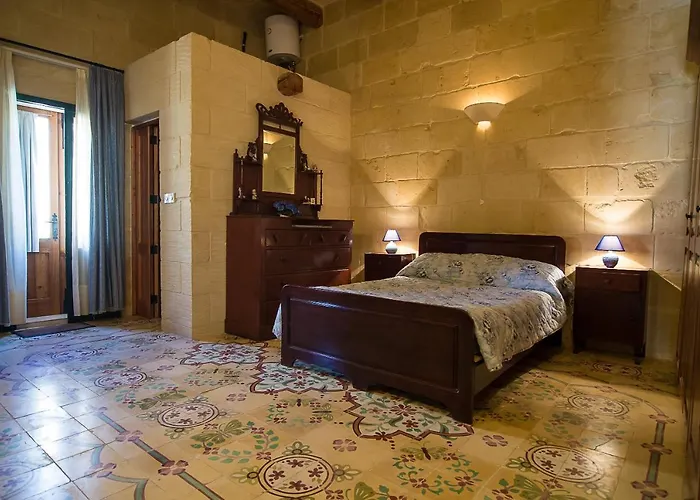 4 Bedroom Corner With Private Pool In Zebbug Gozo *