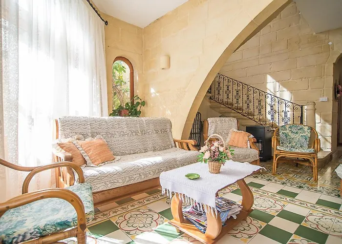 4 Bedroom Corner With Private Pool In Zebbug Gozo