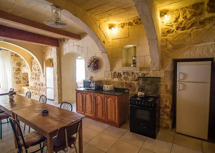 4 Bedroom Corner With Private Pool In Zebbug Gozo