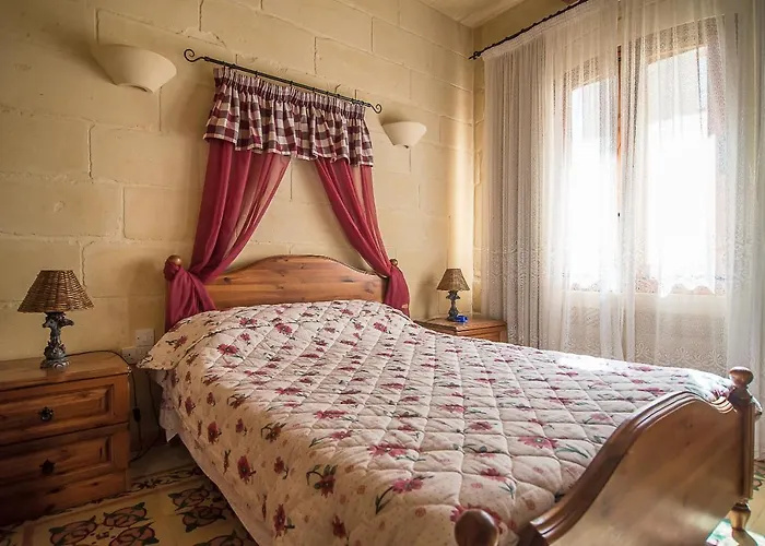 4 Bedroom Corner With Private Pool In Zebbug Gozo
