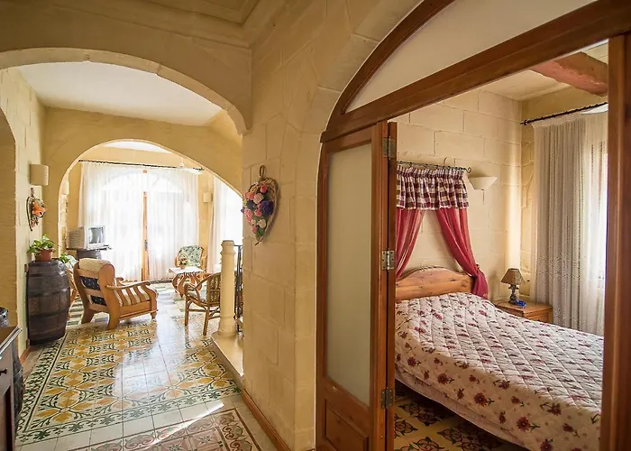4 Bedroom Corner With Private Pool In Zebbug Gozo *